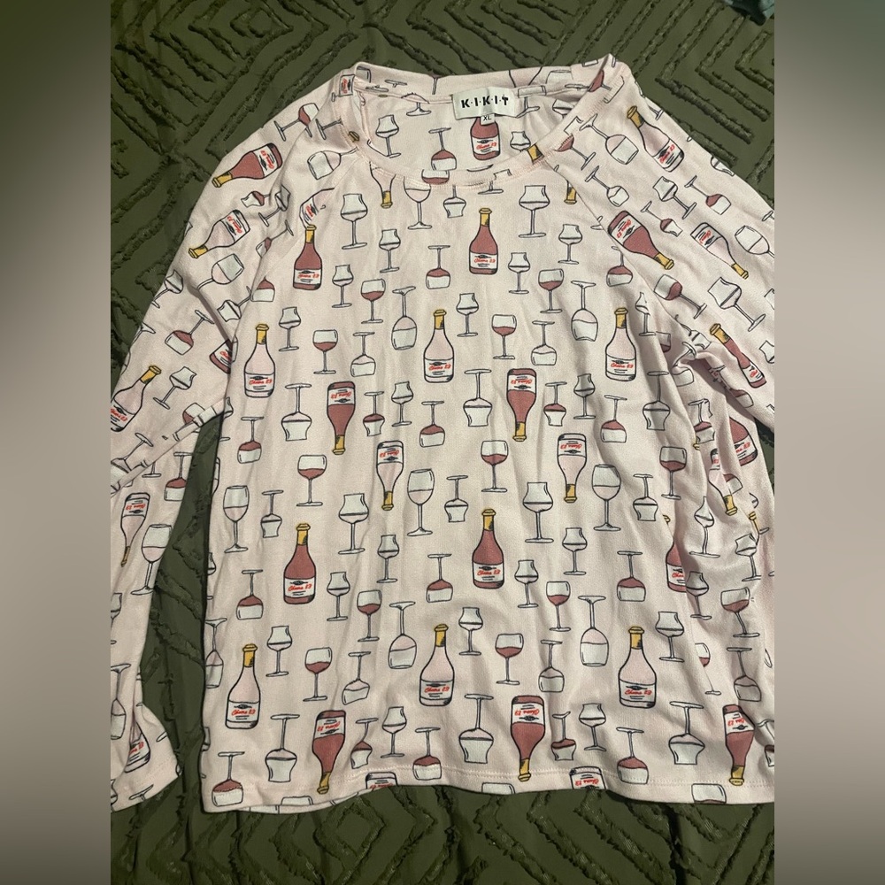 Wine themed pajamas. Tried on once but didn’t fit. Size XL